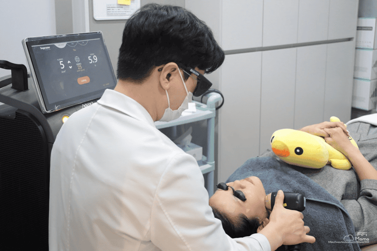 醫美（醫學美容，Aesthetic Medicine）是結合「醫學」與「美容」的技術，由專業醫師透過醫療儀器、針劑或手術，針對外貌、肌膚或體態進行改善、修復與美化。相較於護膚保養，醫美能深入真皮層精準解決問題，效果更顯著、快速，常被視為「保養的進階版」。